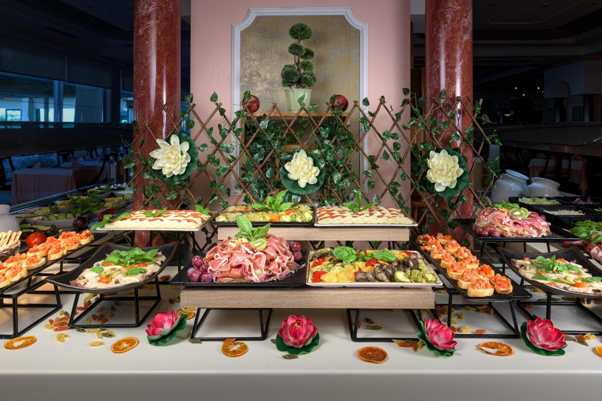 Rodos Palladium Leisure & Wellness Mourátagas Exterior photo A buffet at a hotel